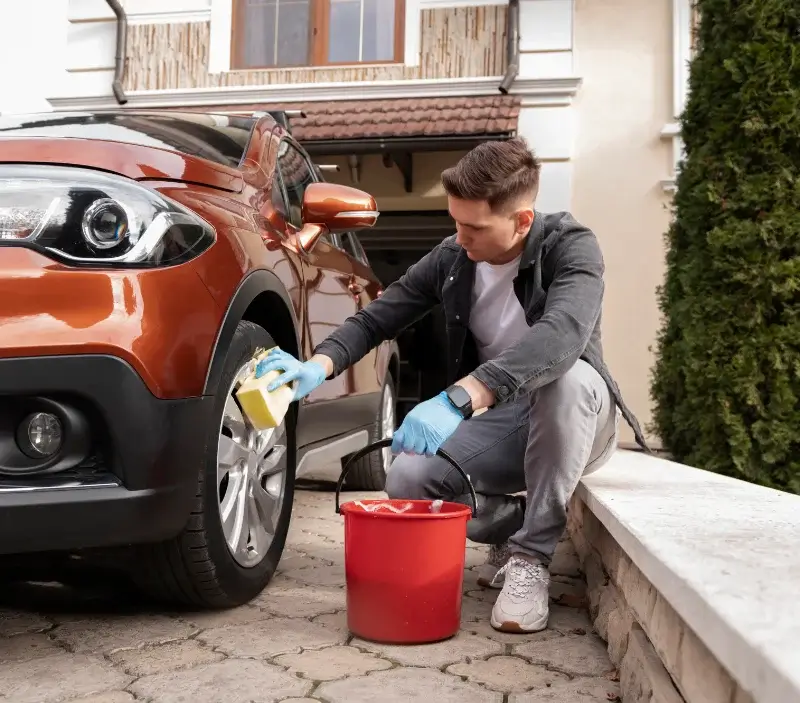 Lavage auto à domicile Lavilledieu : professionnel intervenant sur un véhicule